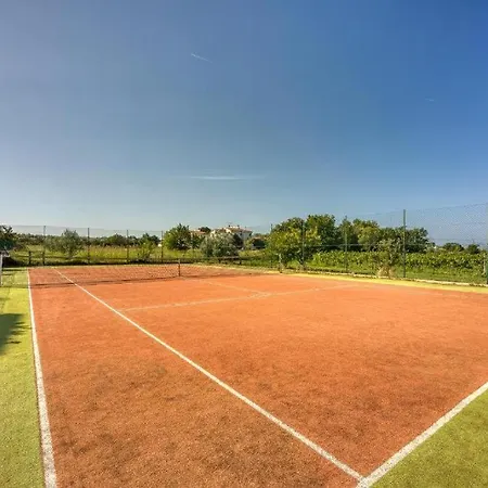 Bella Vista With Swimming Pool And Tennis Court 아파트 *